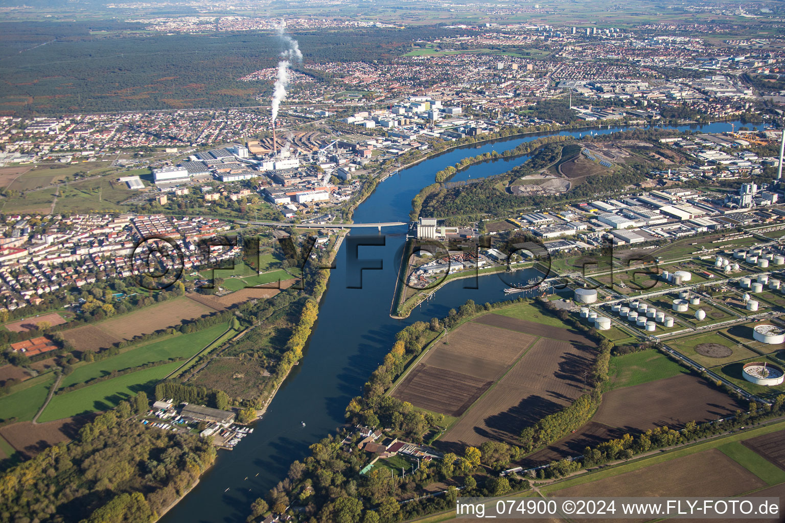 Vue aérienne de Bonadieshafen, île de Friesenheim à le quartier Neckarstadt-West in Mannheim dans le département Bade-Wurtemberg, Allemagne