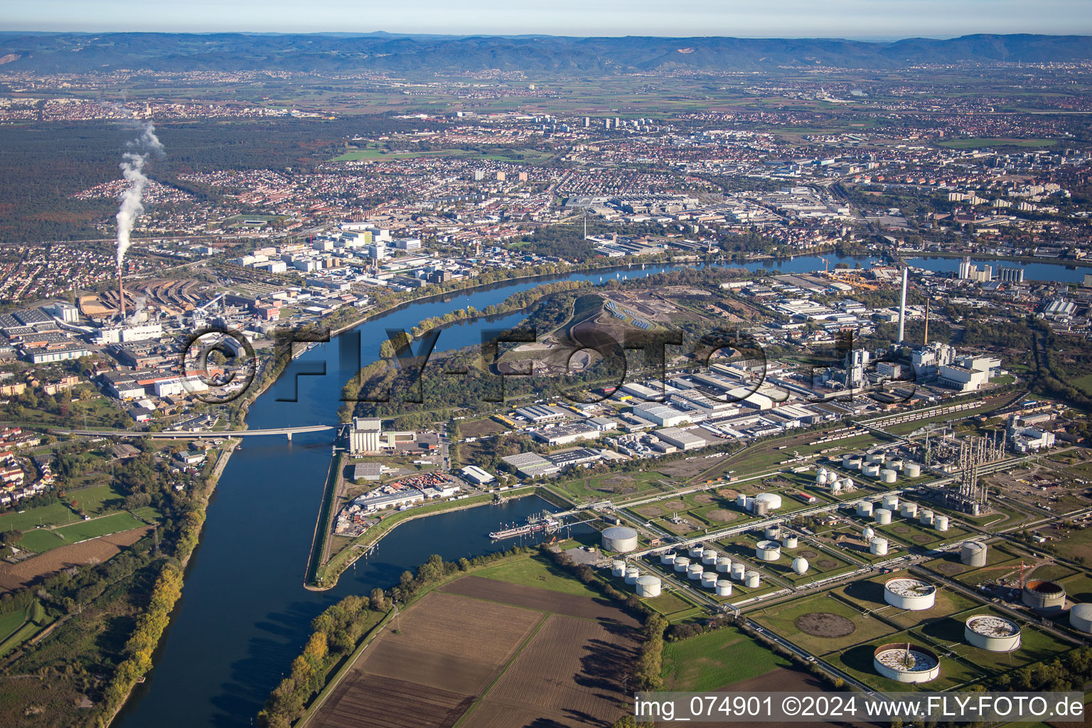 Photographie aérienne de Bonadieshafen, île de Friesenheim à le quartier Neckarstadt-West in Mannheim dans le département Bade-Wurtemberg, Allemagne