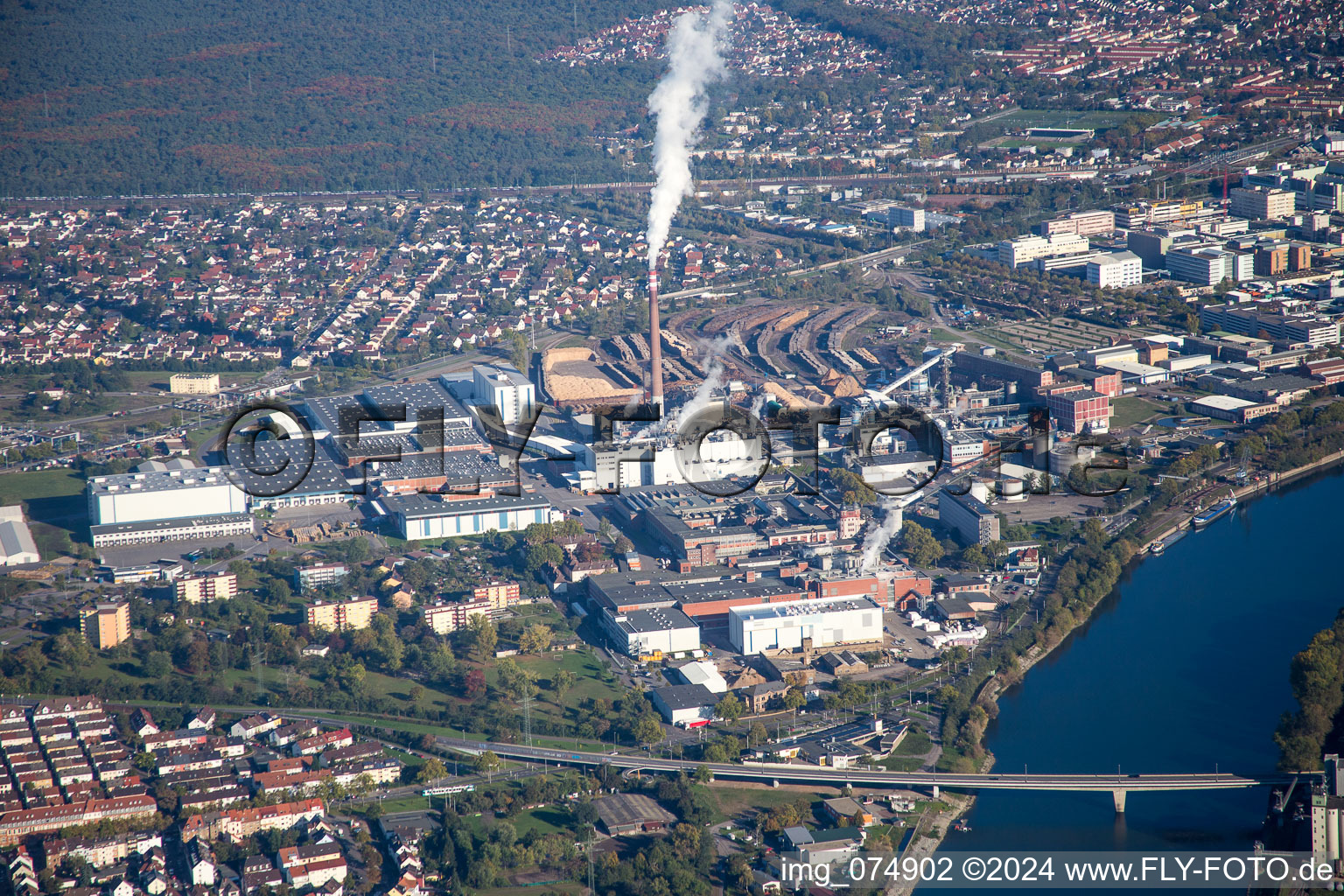 Vue aérienne de Site de l'usine SCA HYGIENE PRODUCTS GmbH dans le quartier de Waldhof à le quartier Sandhofen in Mannheim dans le département Bade-Wurtemberg, Allemagne