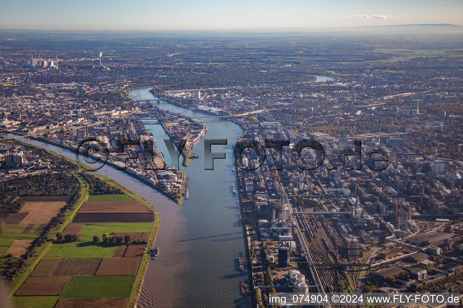 Vue aérienne de Port de Mühlau et embouchure du Neckar à le quartier Innenstadt in Mannheim dans le département Bade-Wurtemberg, Allemagne