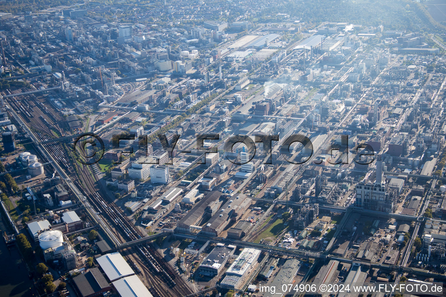 Vue aérienne de Quartier BASF in Ludwigshafen am Rhein dans le département Rhénanie-Palatinat, Allemagne