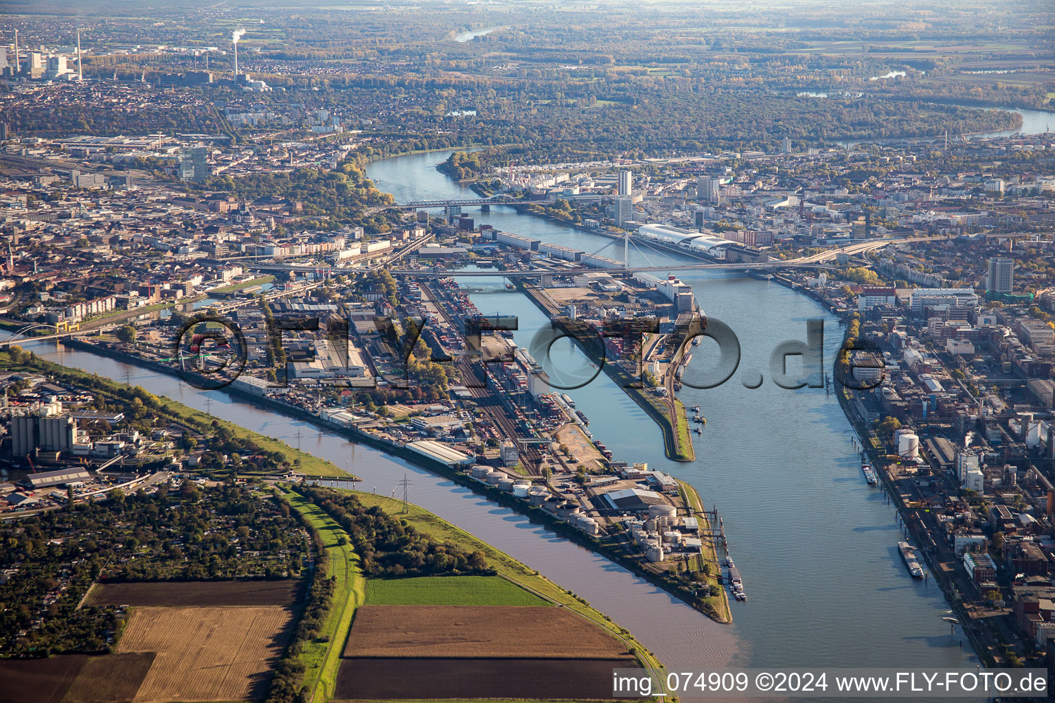 Photographie aérienne de Port de Mühlau et embouchure du Neckar à le quartier Innenstadt in Mannheim dans le département Bade-Wurtemberg, Allemagne