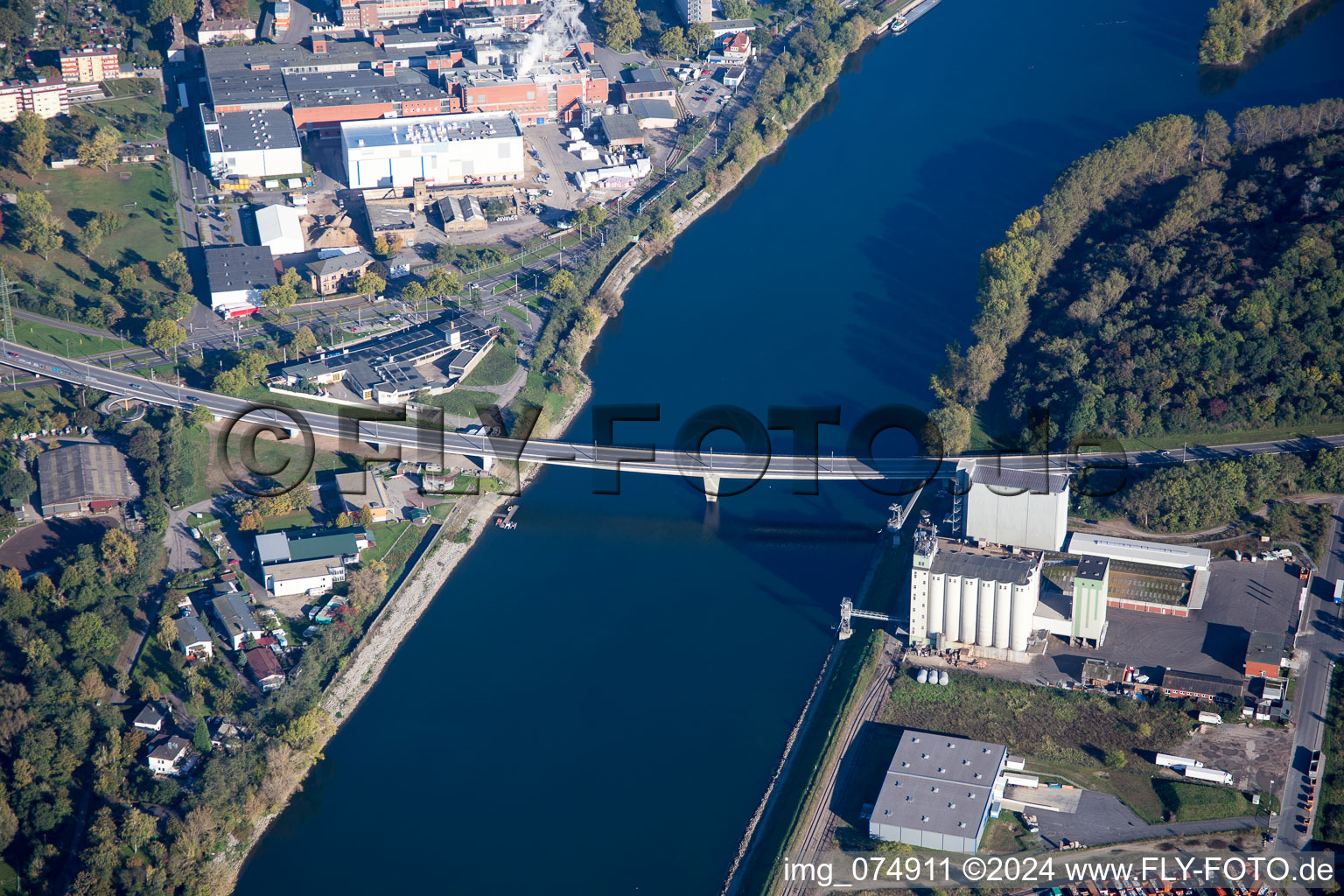 Vue aérienne de Usines d'aliments composés à le quartier Neckarstadt-West in Mannheim dans le département Bade-Wurtemberg, Allemagne