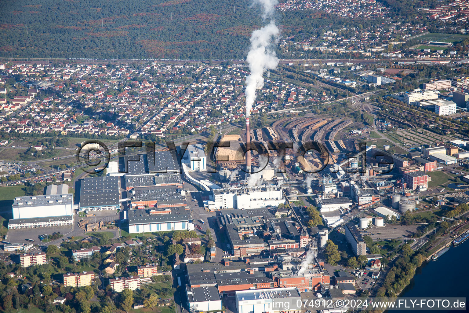 Vue aérienne de Site de l'usine SCA HYGIENE PRODUCTS GmbH dans le quartier de Waldhof à le quartier Sandhofen in Mannheim dans le département Bade-Wurtemberg, Allemagne