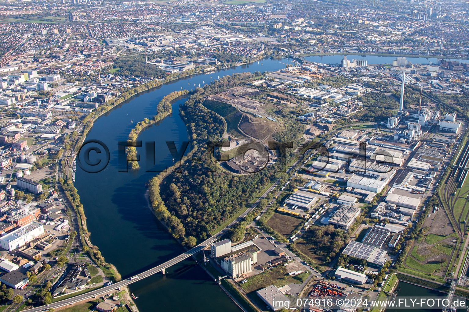 Vue aérienne de Décharge de Friesenheimer Insel (Monte Scherbolino), Carl Stahl Süd GmbH à le quartier Neckarstadt-West in Mannheim dans le département Bade-Wurtemberg, Allemagne