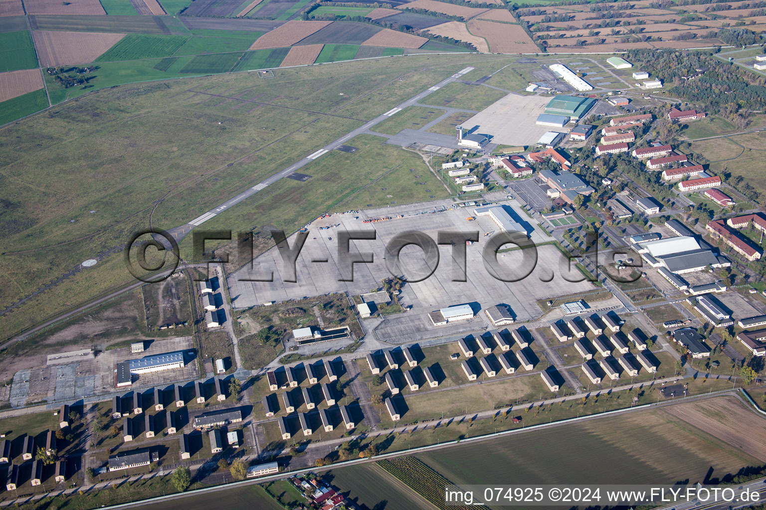 Vue aérienne de Piste avec zone de voie de circulation de l'ancien héliport américain de l'aérodrome de Coleman à le quartier Sandhofen in Mannheim dans le département Bade-Wurtemberg, Allemagne