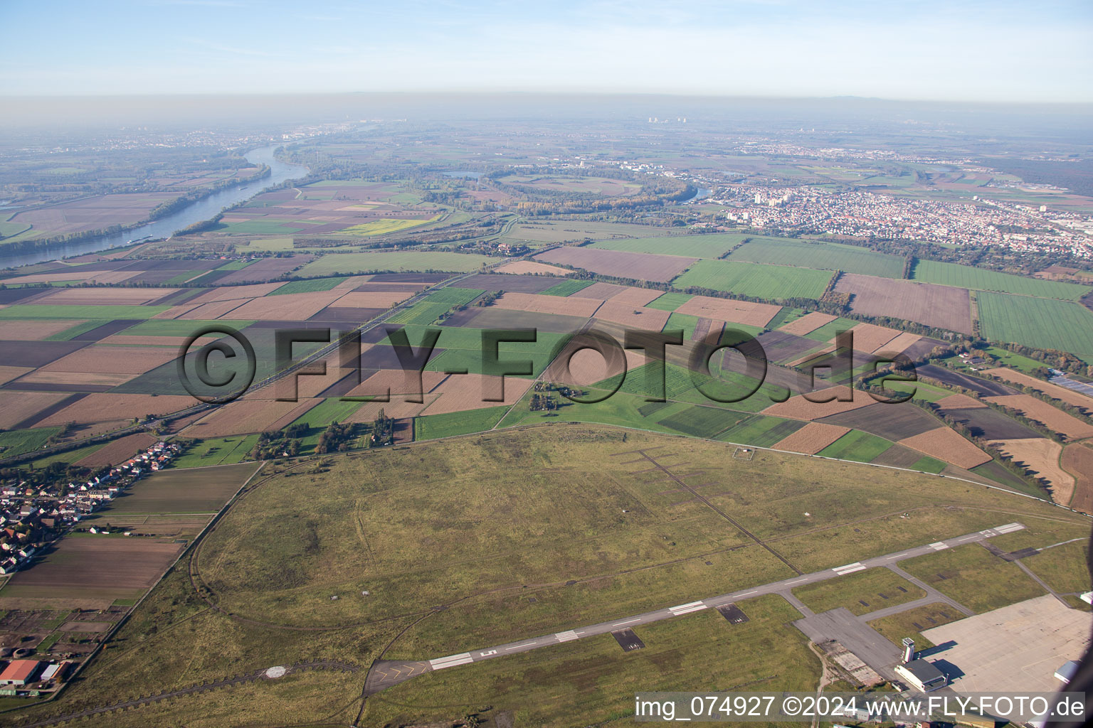 Vue aérienne de Piste avec zone de voie de circulation de l'ancien héliport américain de l'aérodrome de Coleman à le quartier Sandhofen in Mannheim dans le département Bade-Wurtemberg, Allemagne