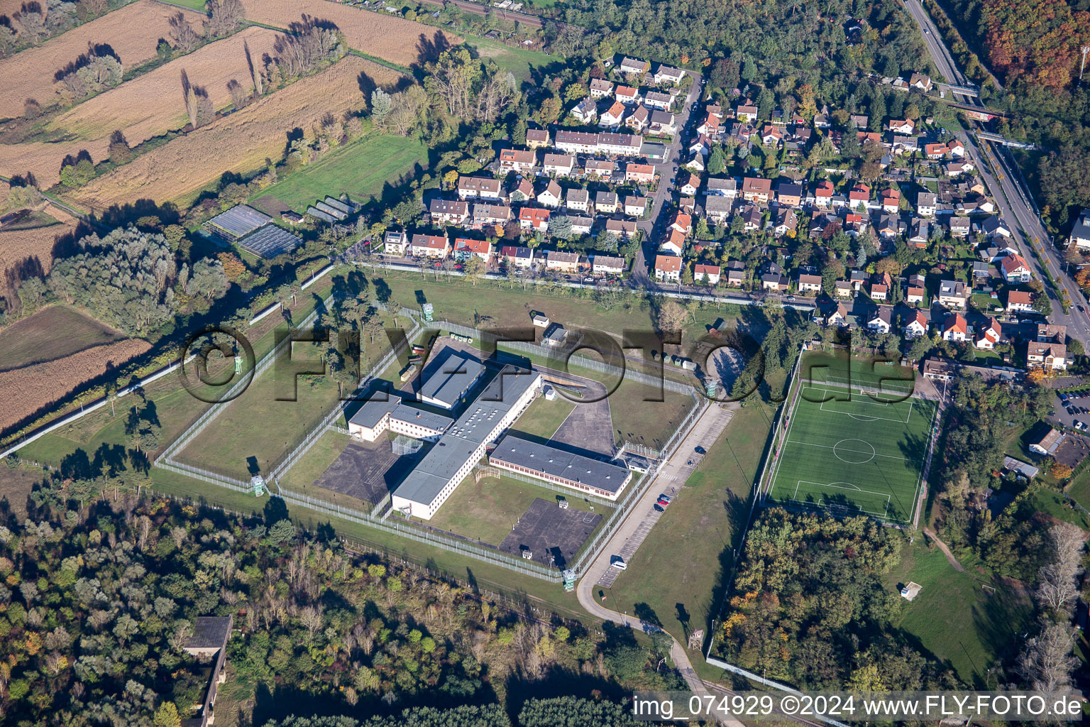 Vue aérienne de Terrain de prison et clôture de sécurité de l'ancienne prison militaire Coleman Stockade à le quartier Sandhofen in Mannheim dans le département Bade-Wurtemberg, Allemagne