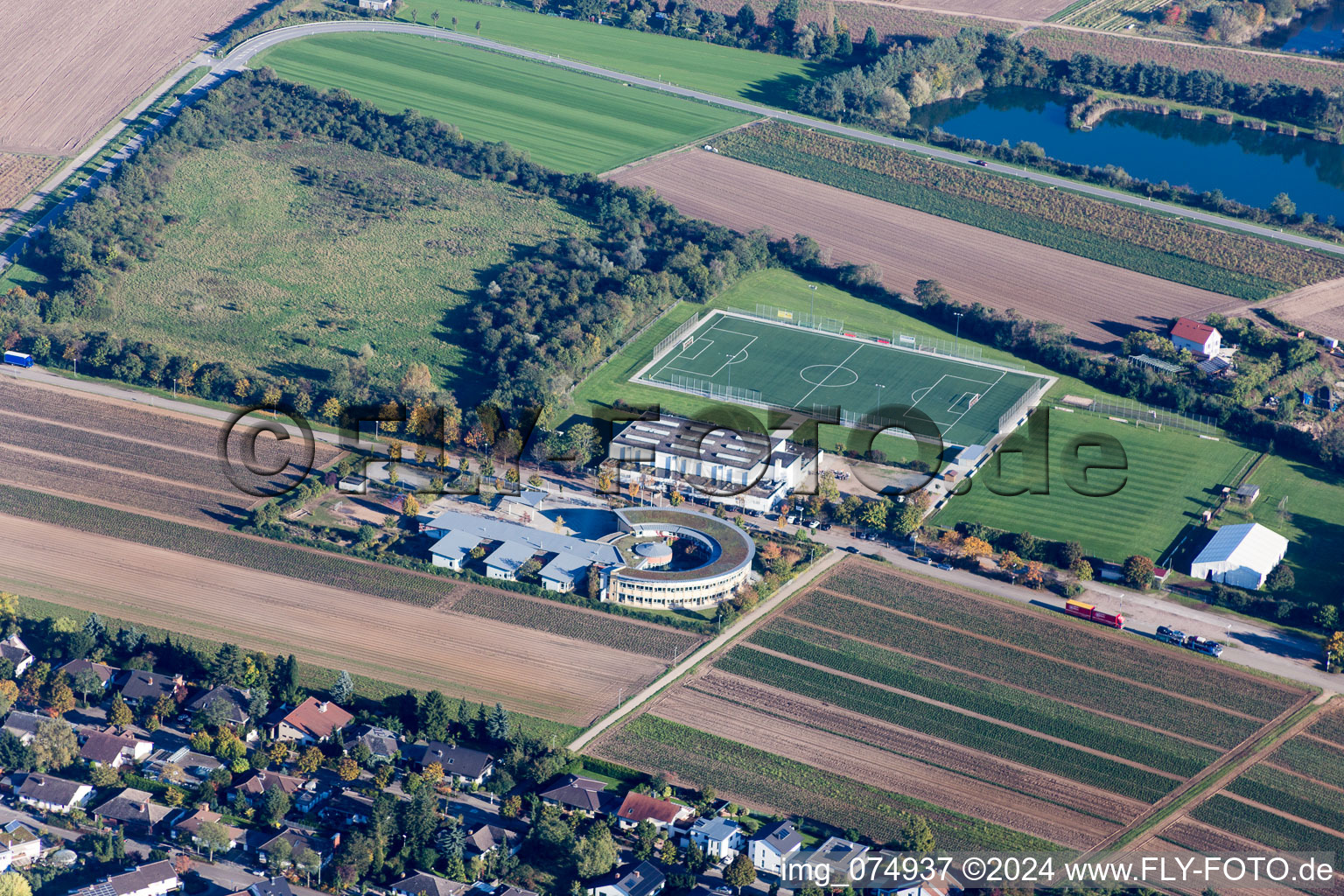 Vue aérienne de École Pestalozzi et terrain en gazon artificiel du Turnverein 1883 eV Lampertheim à Lampertheim dans le département Hesse, Allemagne