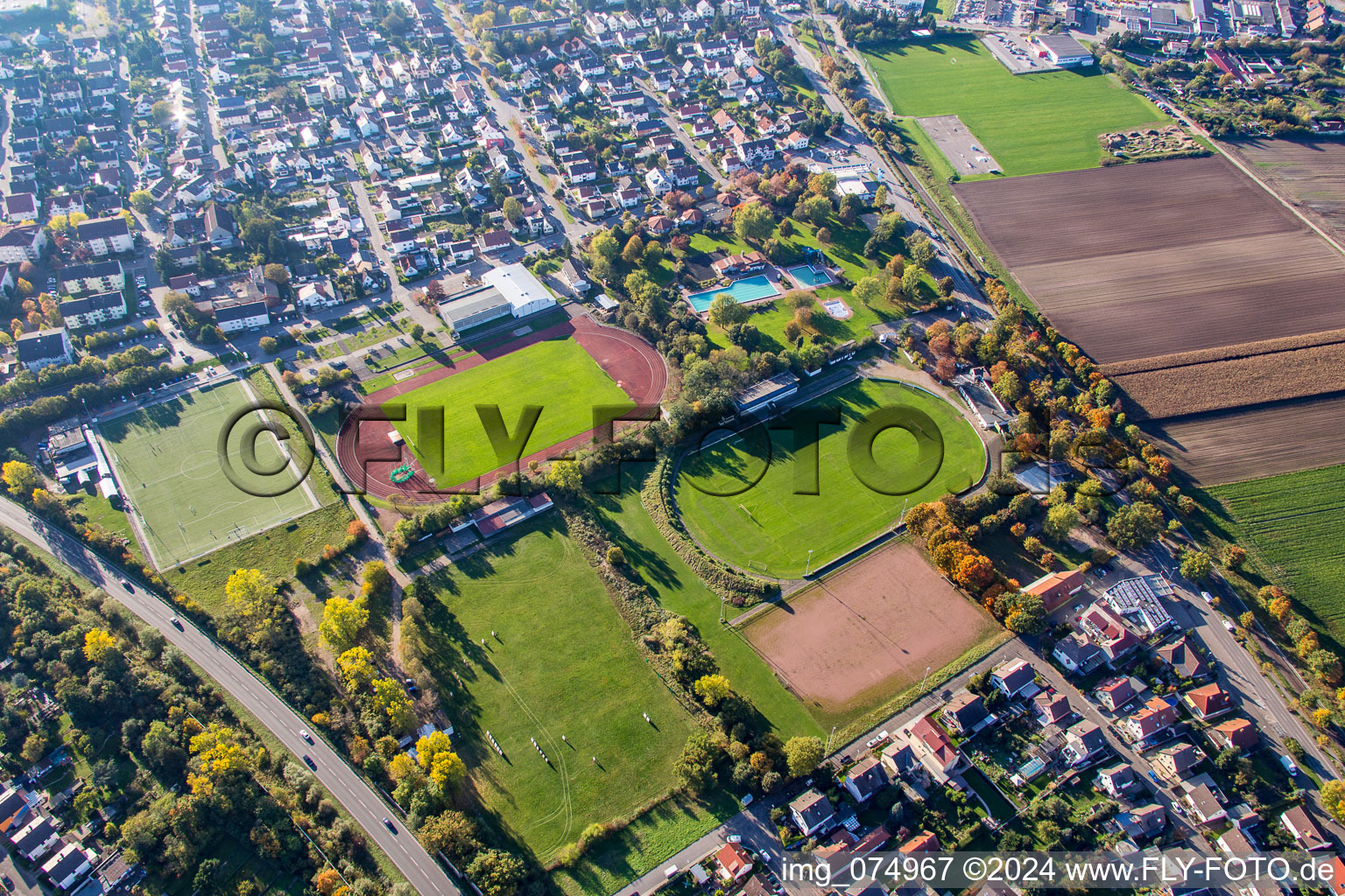 Vue aérienne de Campus pédagogique et sportif Bürstadt avec Bürstadt Redskins, SV DJK Eintracht Bürstadt eV et association de cyclistes 03 Bürstadt eV à Bürstadt dans le département Hesse, Allemagne