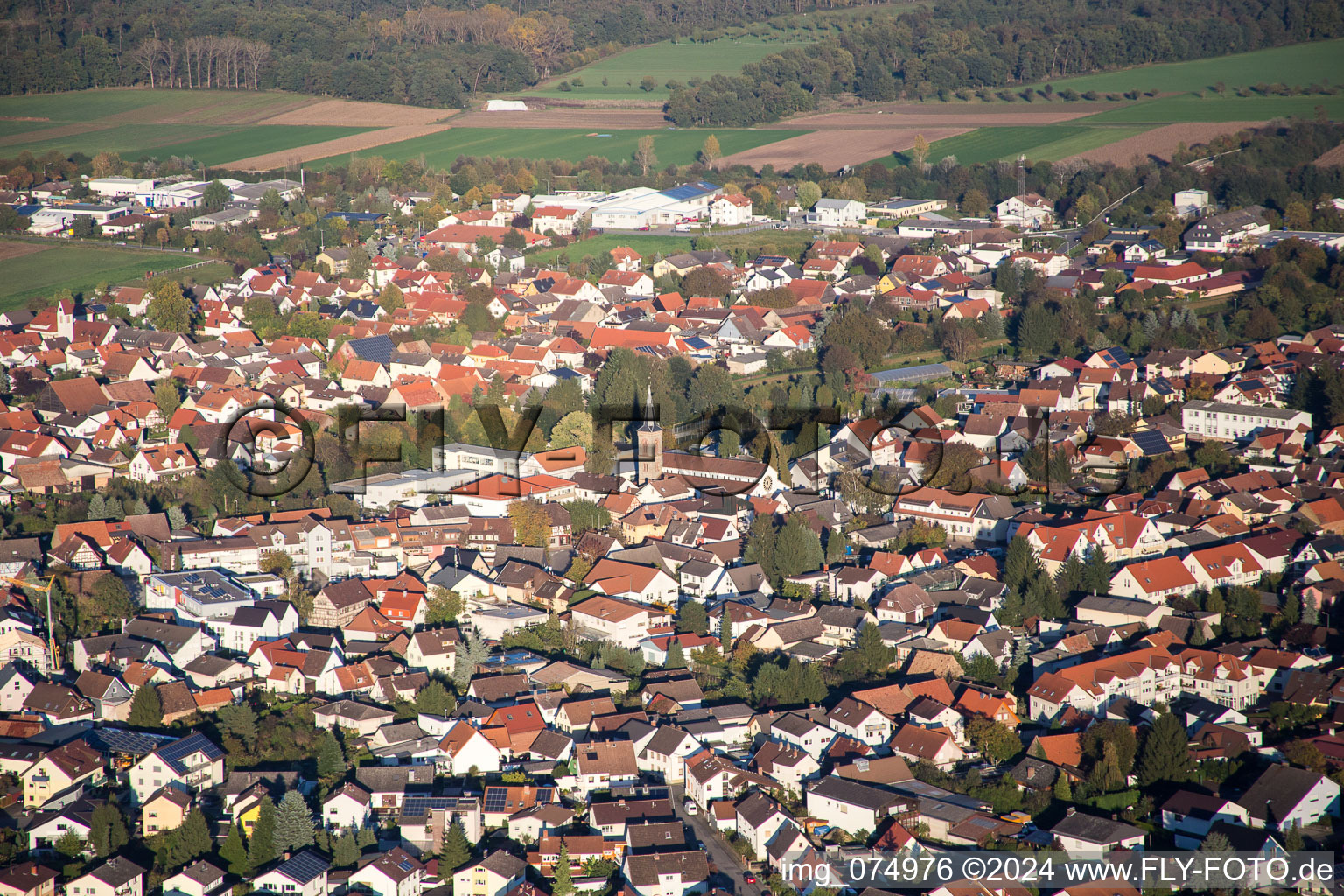 Vue aérienne de Vue des rues et des maisons des quartiers résidentiels à Lorsch dans le département Hesse, Allemagne