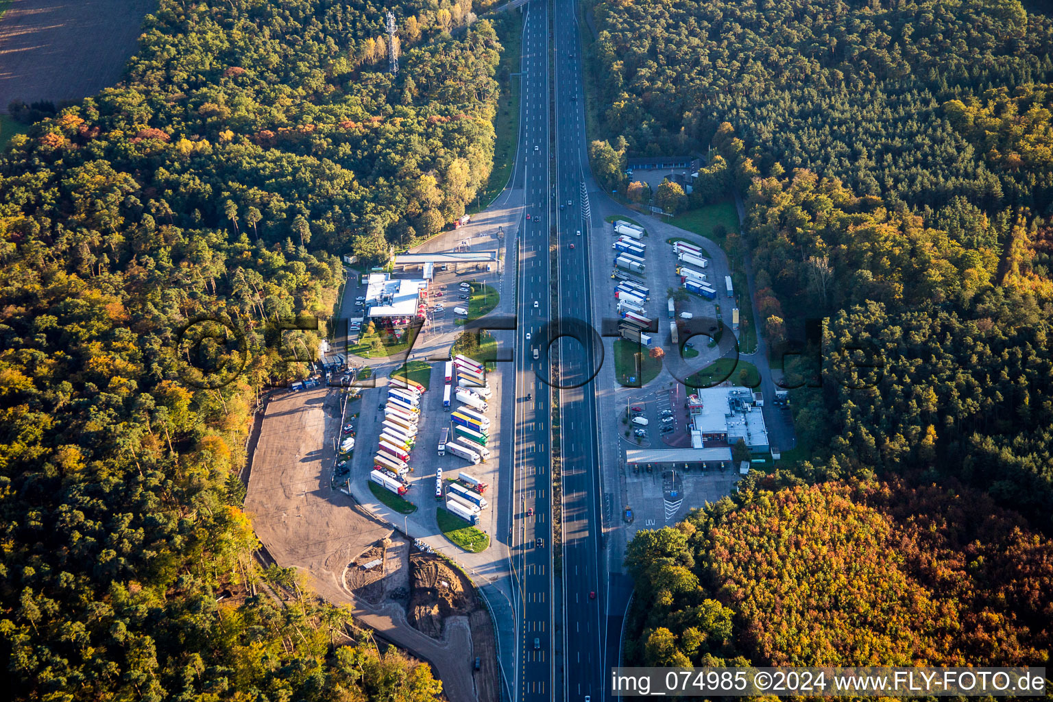 Vue aérienne de Tracé et voies le long de l'aire d'autoroute et du parking de l'aire de service BAB A Serways Lorsch Ouest et de l'aire de service citerne Joachim Schnorbach Lorsch Est à Lorsch dans le département Hesse, Allemagne