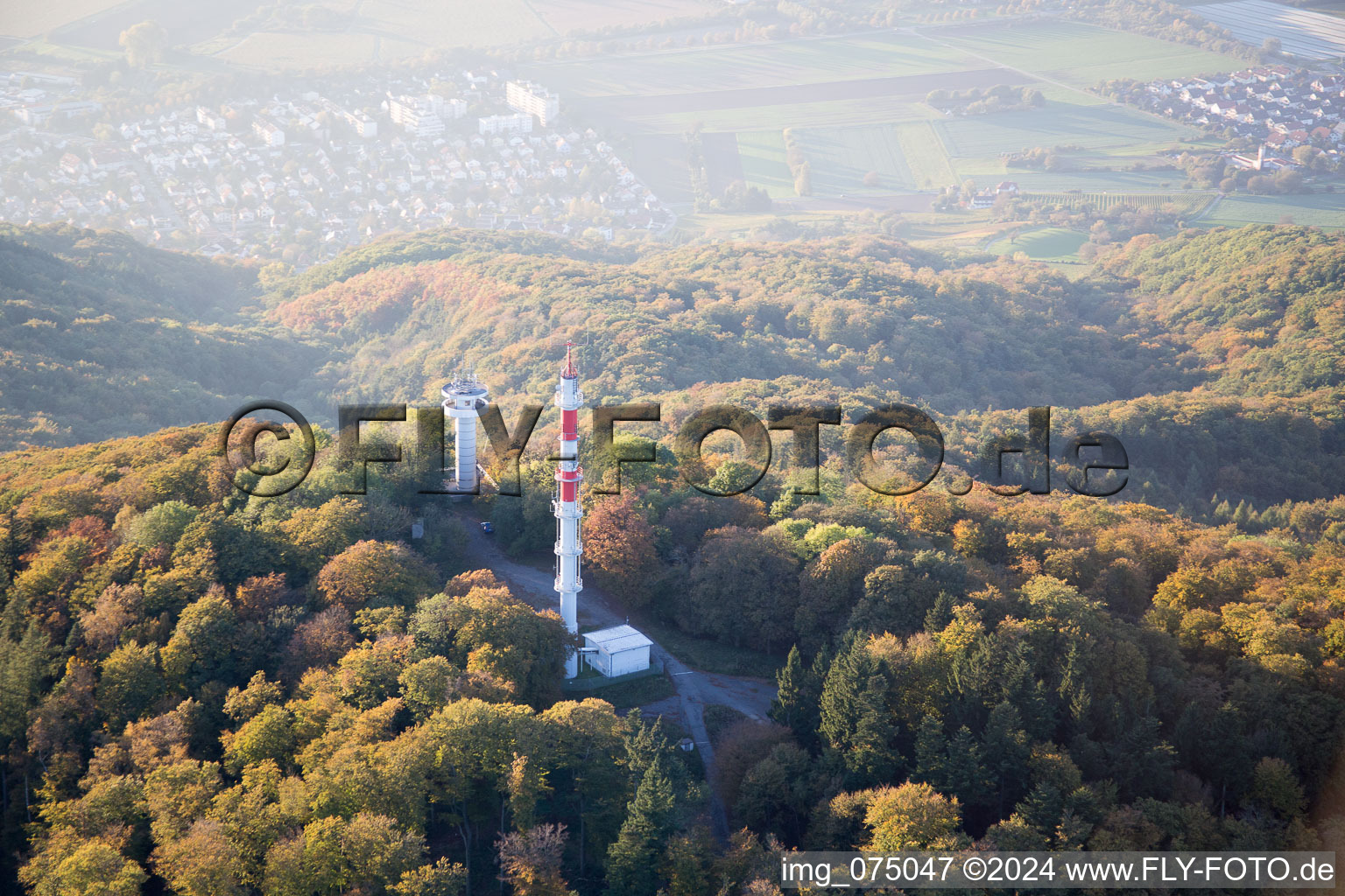 Vue aérienne de Sommet du Melibokus avec antenne dans le paysage rocheux et montagneux à le quartier Alsbach in Alsbach-Hähnlein dans le département Hesse, Allemagne