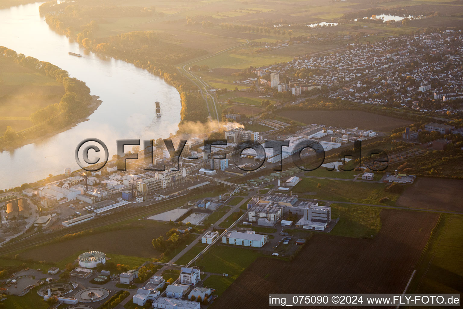 Vue aérienne de Gernsheim dans le département Hesse, Allemagne