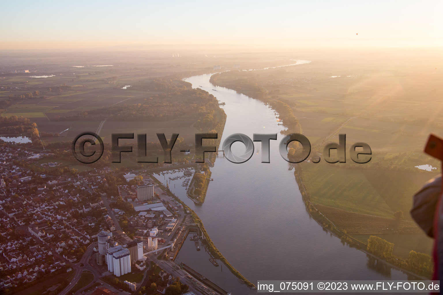 Vue aérienne de Gernsheim dans le département Hesse, Allemagne