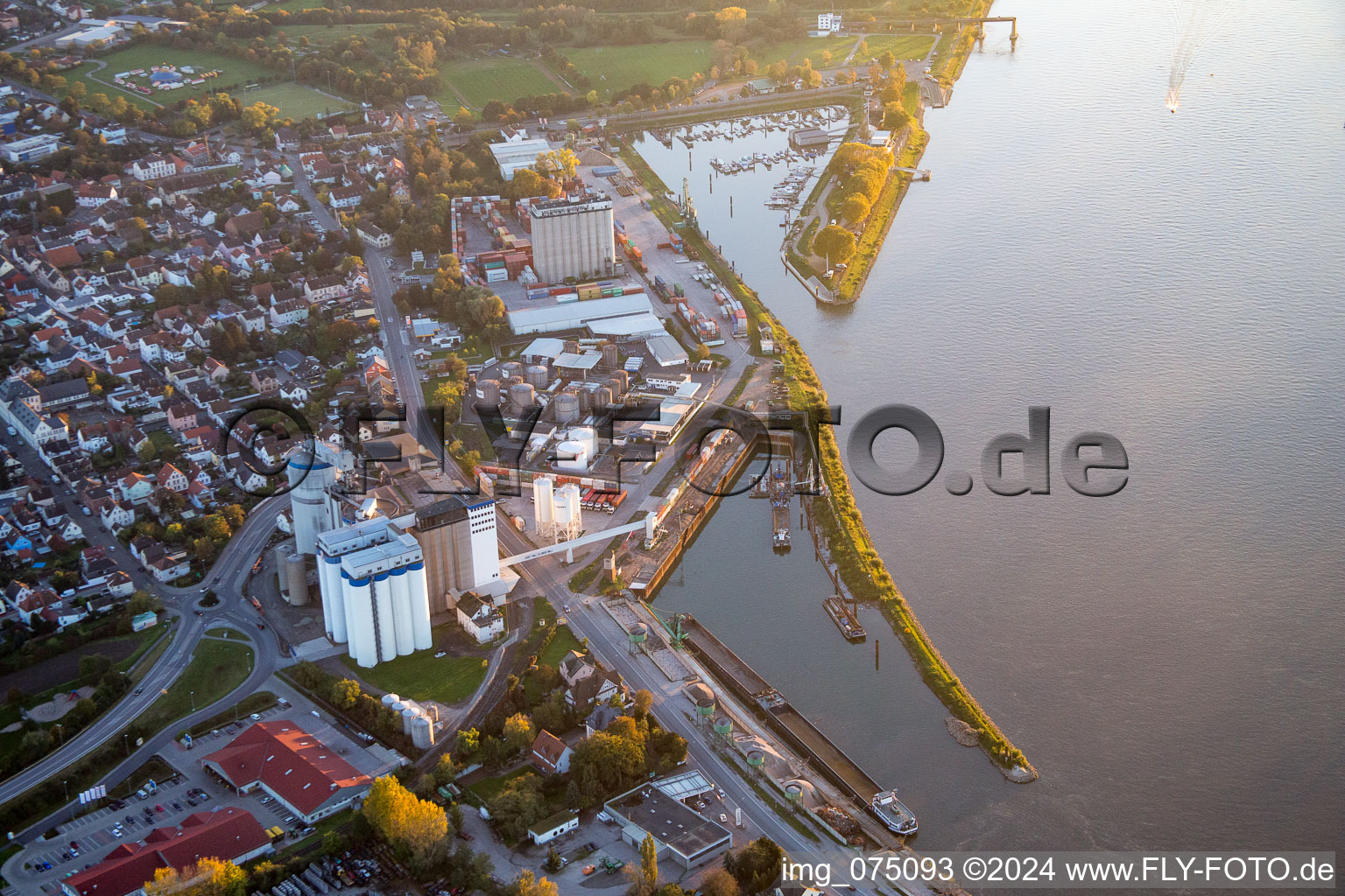 Vue aérienne de Quais et postes d'amarrage sur le bassin du port intérieur du Rhin avec monument à l'ancre Gernsheim à Gernsheim dans le département Hesse, Allemagne