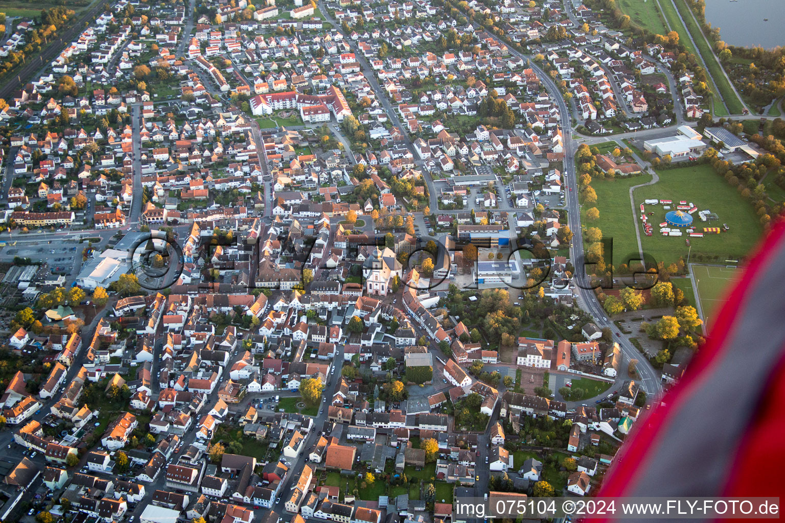 Gernsheim dans le département Hesse, Allemagne vue du ciel