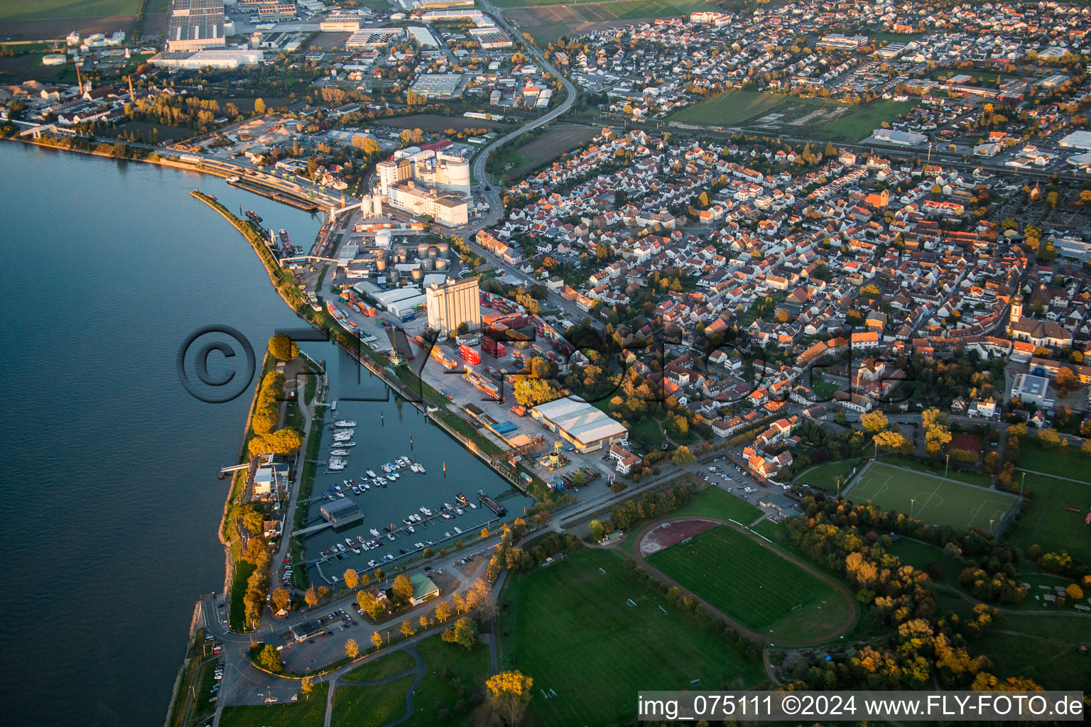 Vue aérienne de Centre-ville dans le centre-ville au bord du Rhin à Gernsheim dans le département Hesse, Allemagne
