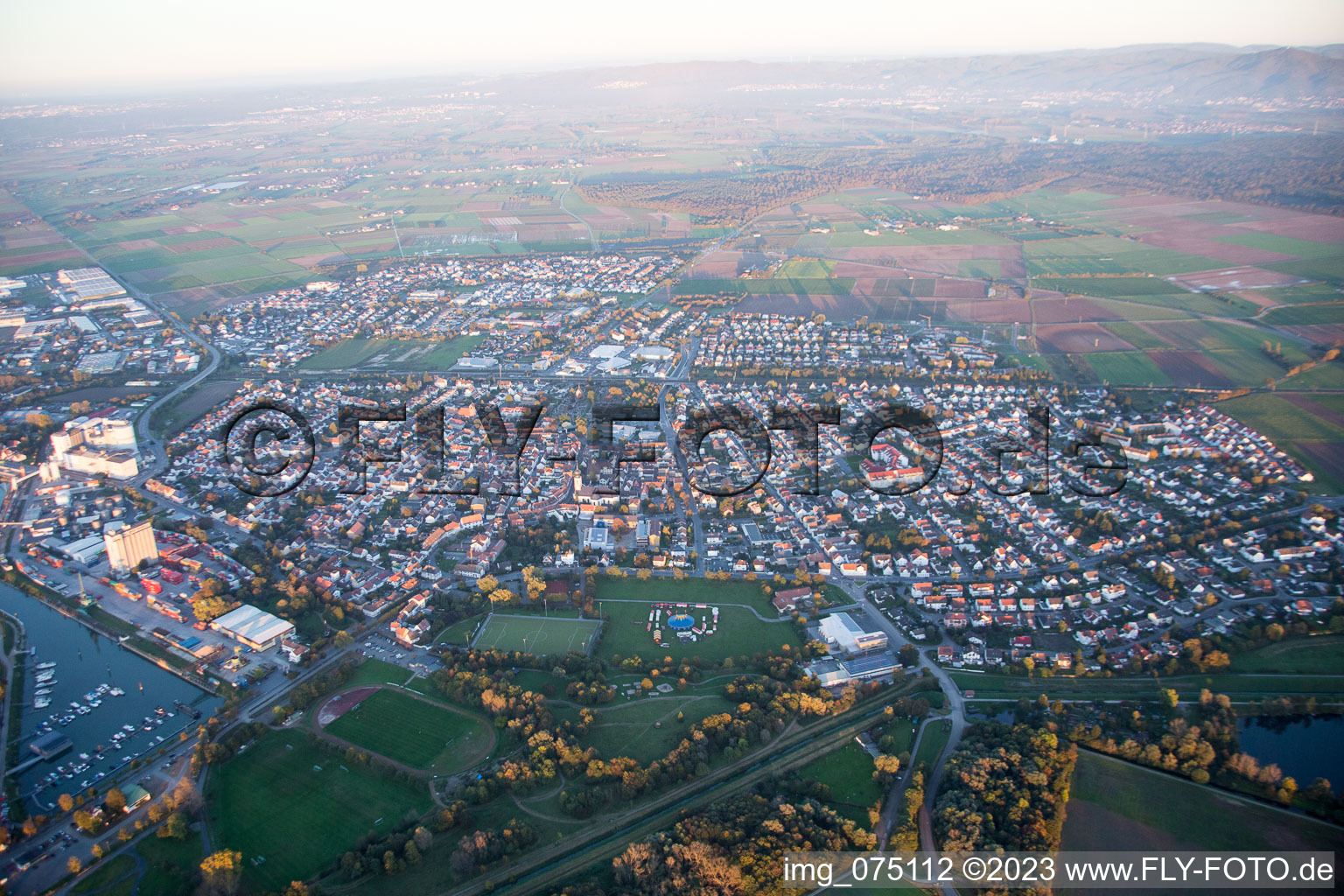 Gernsheim dans le département Hesse, Allemagne vu d'un drone