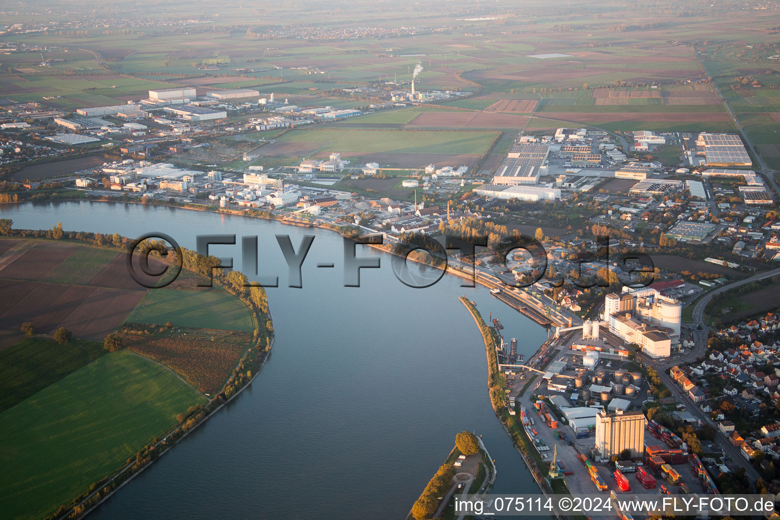 Photographie aérienne de Centre-ville dans le centre-ville au bord du Rhin à Gernsheim dans le département Hesse, Allemagne