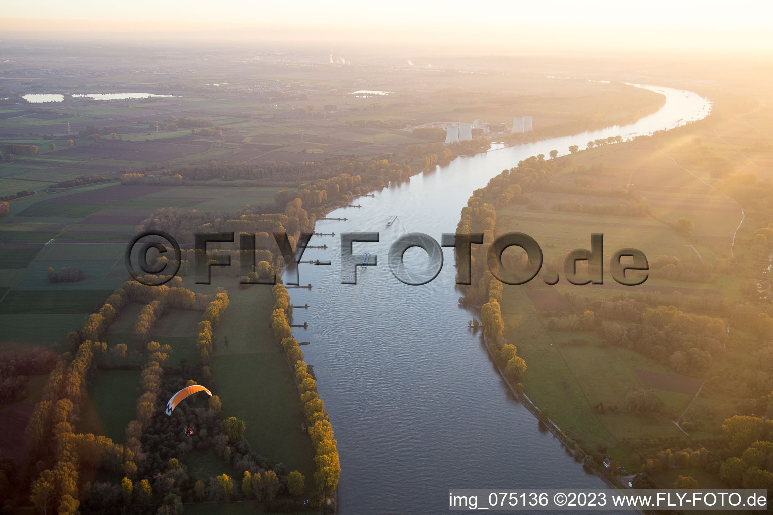 Boucle du Rhin à Gernsheim dans le département Hesse, Allemagne hors des airs