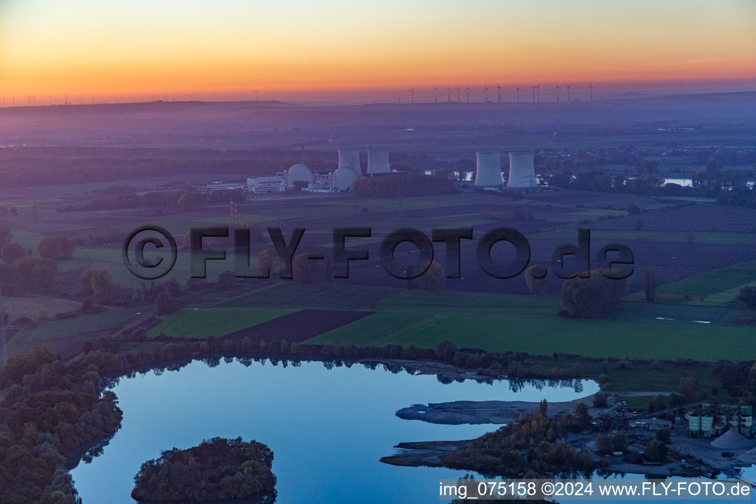 Vue aérienne de Centrale nucléaire derrière le lac de carrière à Groß-Rohrheim dans le département Hesse, Allemagne