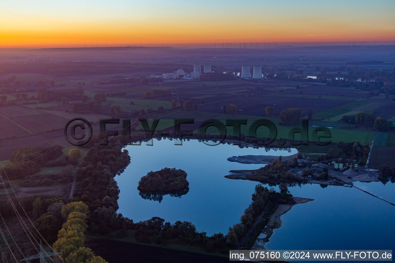 Vue aérienne de Centrale nucléaire derrière le lac de carrière à Groß-Rohrheim dans le département Hesse, Allemagne