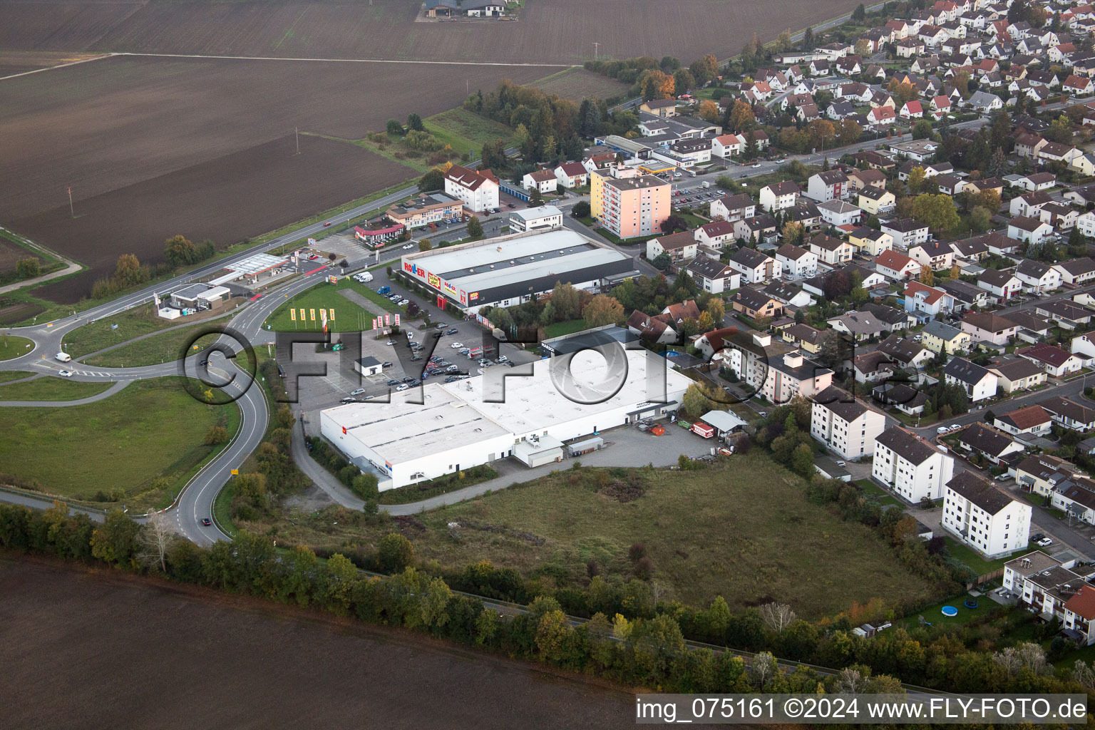 Vue aérienne de Vue des rues et des maisons des quartiers résidentiels à Biblis dans le département Hesse, Allemagne