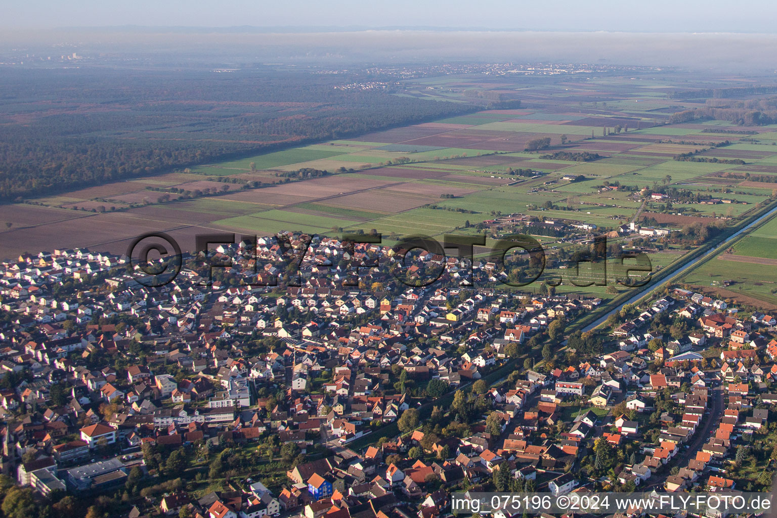 Vue d'oiseau de Einhausen dans le département Hesse, Allemagne