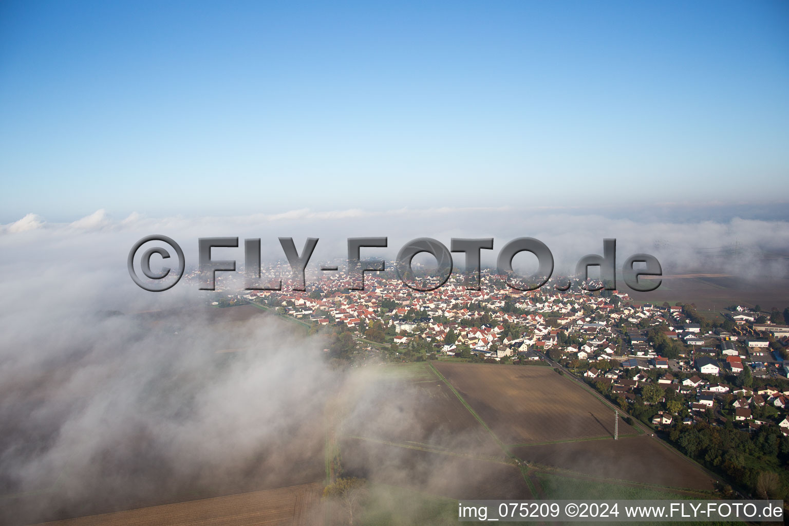 Vue aérienne de Sous les nuages à le quartier Hofheim in Lampertheim dans le département Hesse, Allemagne