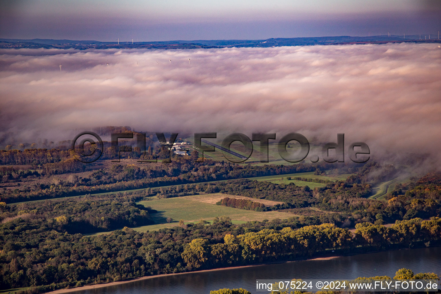 Vue aérienne de Nuages bas au-dessus de l'aéroport Worms à Worms dans le département Rhénanie-Palatinat, Allemagne