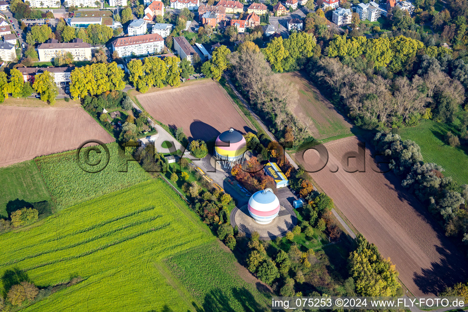 Vue aérienne de Installation de stockage de gaz naturel des services publics municipaux à Rastatt dans le département Bade-Wurtemberg, Allemagne