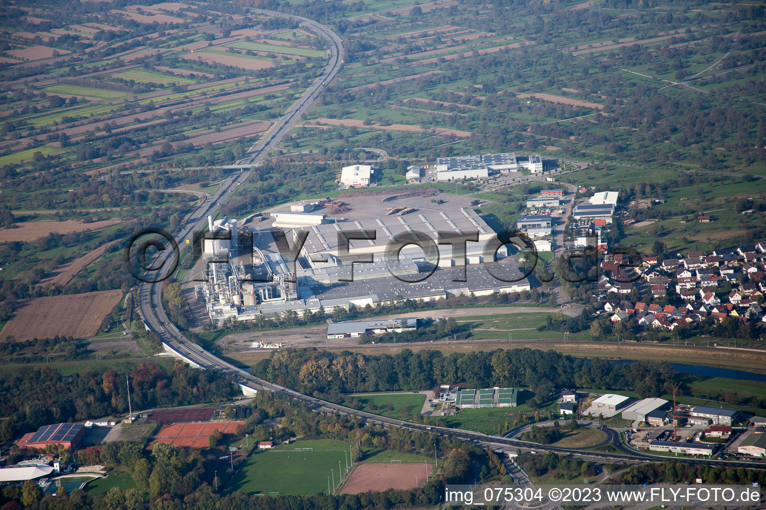 Vue aérienne de Site de l'usine de panneaux de particules chez Kronospan GmbH à Bischweier dans le département Bade-Wurtemberg, Allemagne