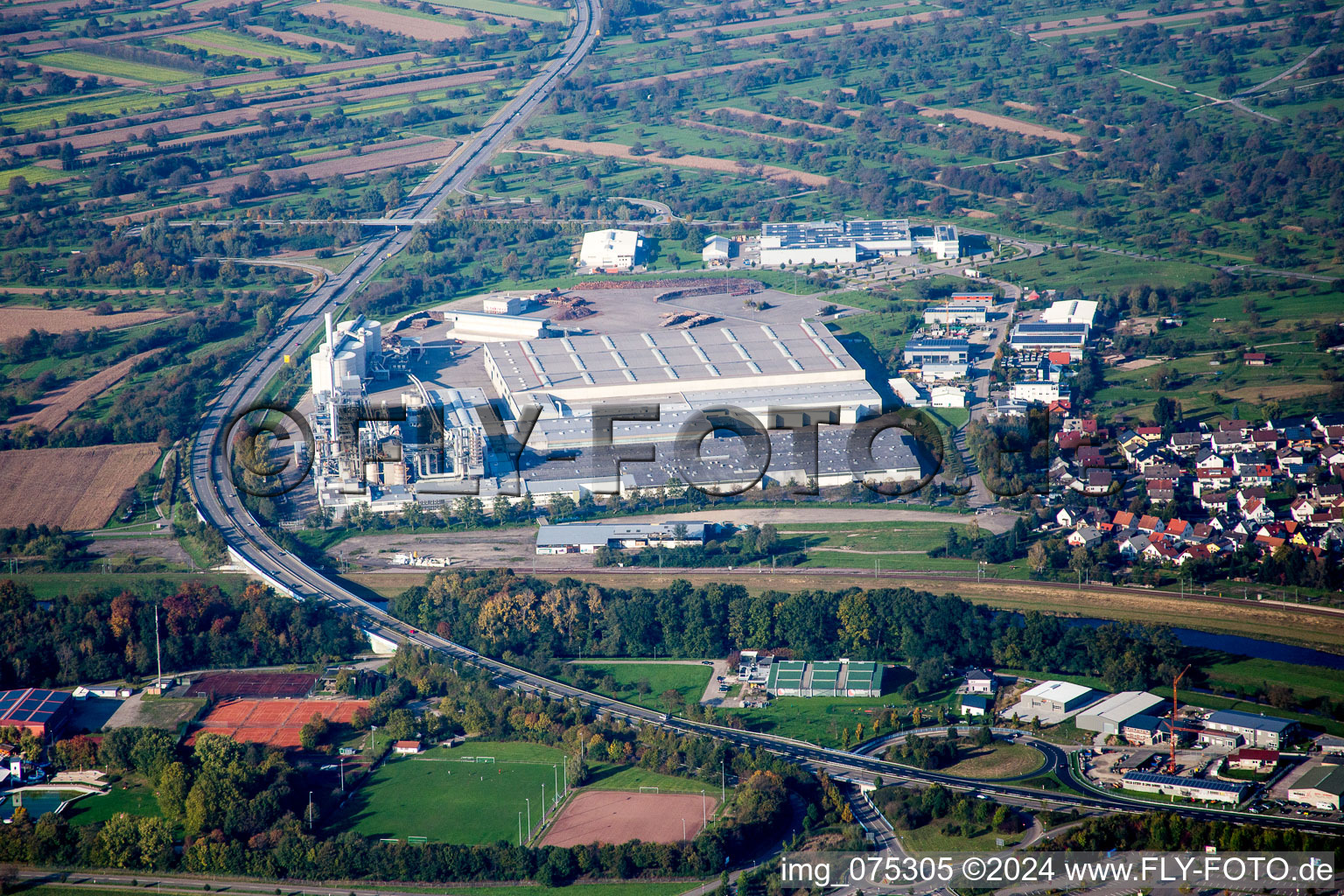 Vue aérienne de Site de l'usine de panneaux de particules chez Kronospan GmbH à Bischweier dans le département Bade-Wurtemberg, Allemagne