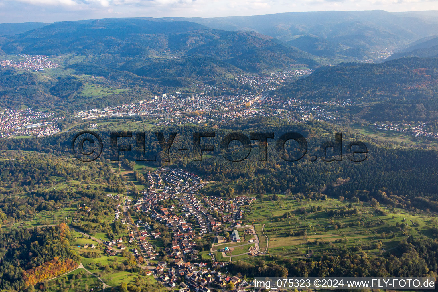 Vue aérienne de Du nord-est à le quartier Selbach in Gaggenau dans le département Bade-Wurtemberg, Allemagne