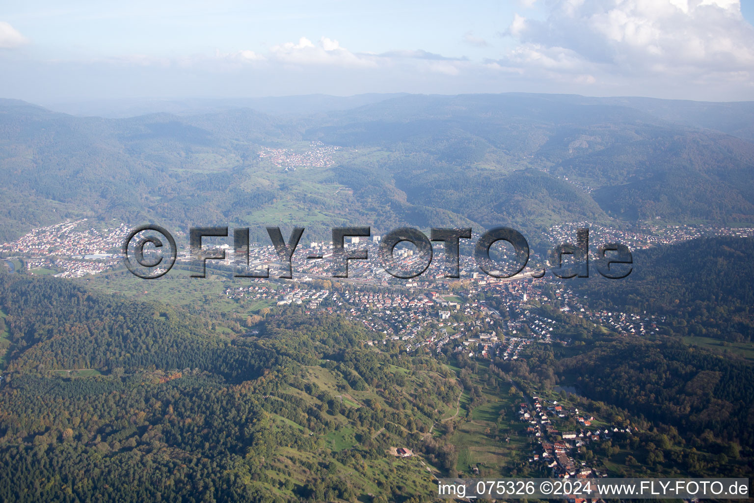 Vue aérienne de Vue des rues et des maisons des quartiers résidentiels à Gernsbach dans le département Bade-Wurtemberg, Allemagne