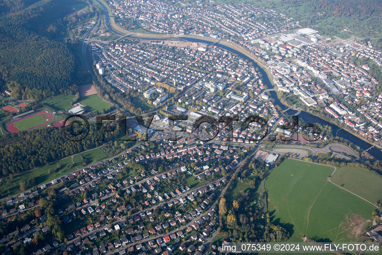 Vue aérienne de Vue sur la ville au bord de la rivière Murg à Gaggenau dans le département Bade-Wurtemberg, Allemagne