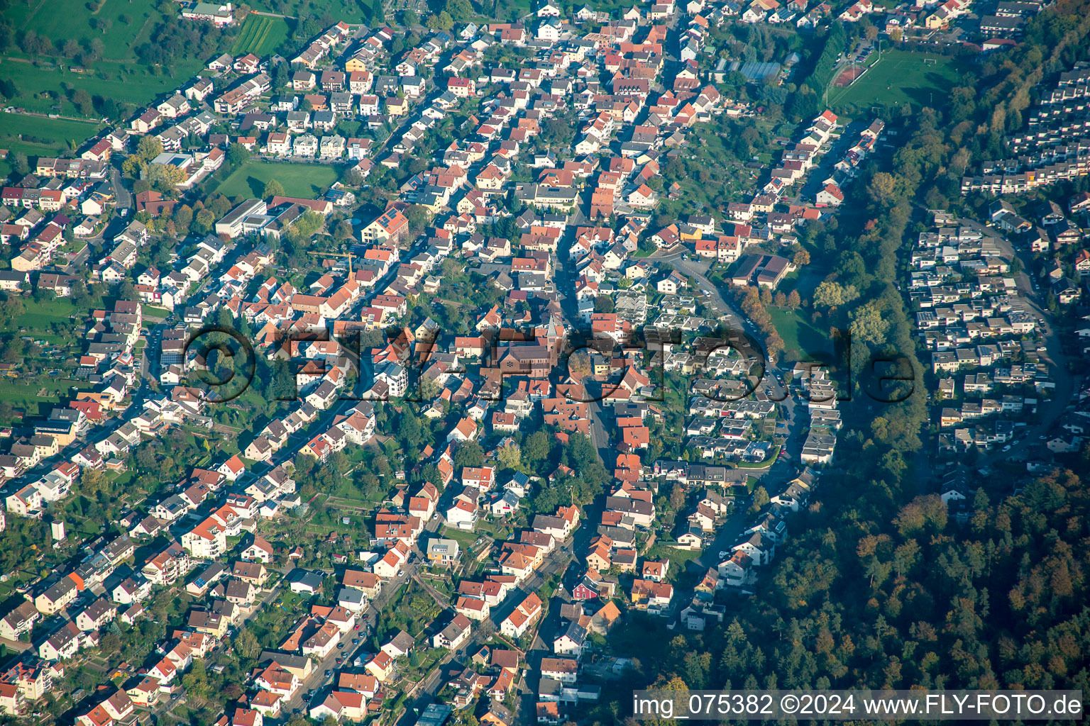 Vue aérienne de Talsstr à le quartier Busenbach in Waldbronn dans le département Bade-Wurtemberg, Allemagne