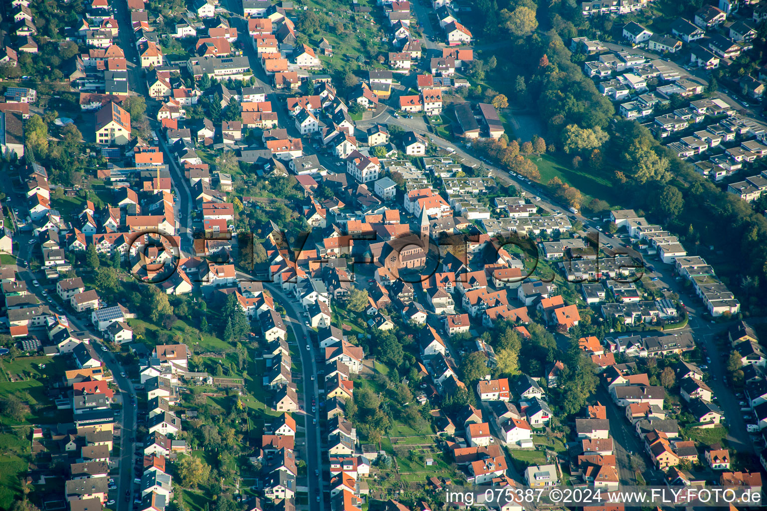 Vue aérienne de Sainte Catherine à le quartier Busenbach in Waldbronn dans le département Bade-Wurtemberg, Allemagne