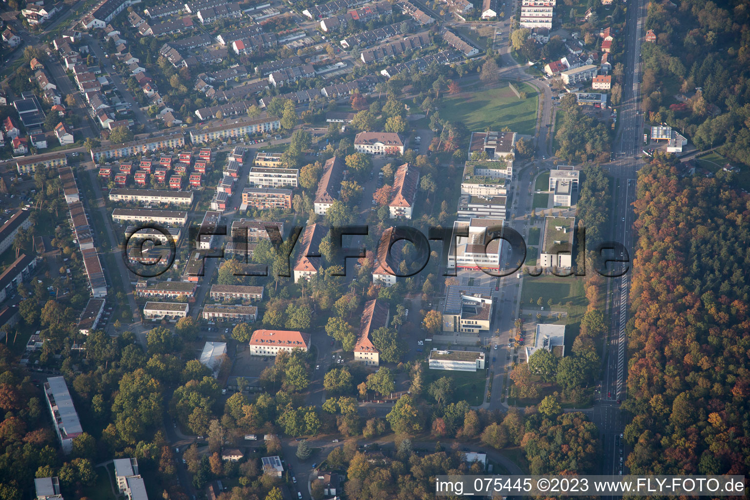 Vue aérienne de Willy Brandt Allée à le quartier Nordstadt in Karlsruhe dans le département Bade-Wurtemberg, Allemagne