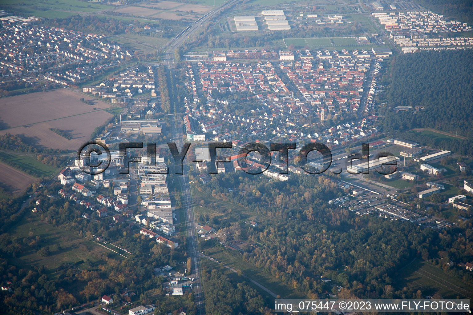 Vue aérienne de Linkenheimer Landstraße à le quartier Neureut in Karlsruhe dans le département Bade-Wurtemberg, Allemagne