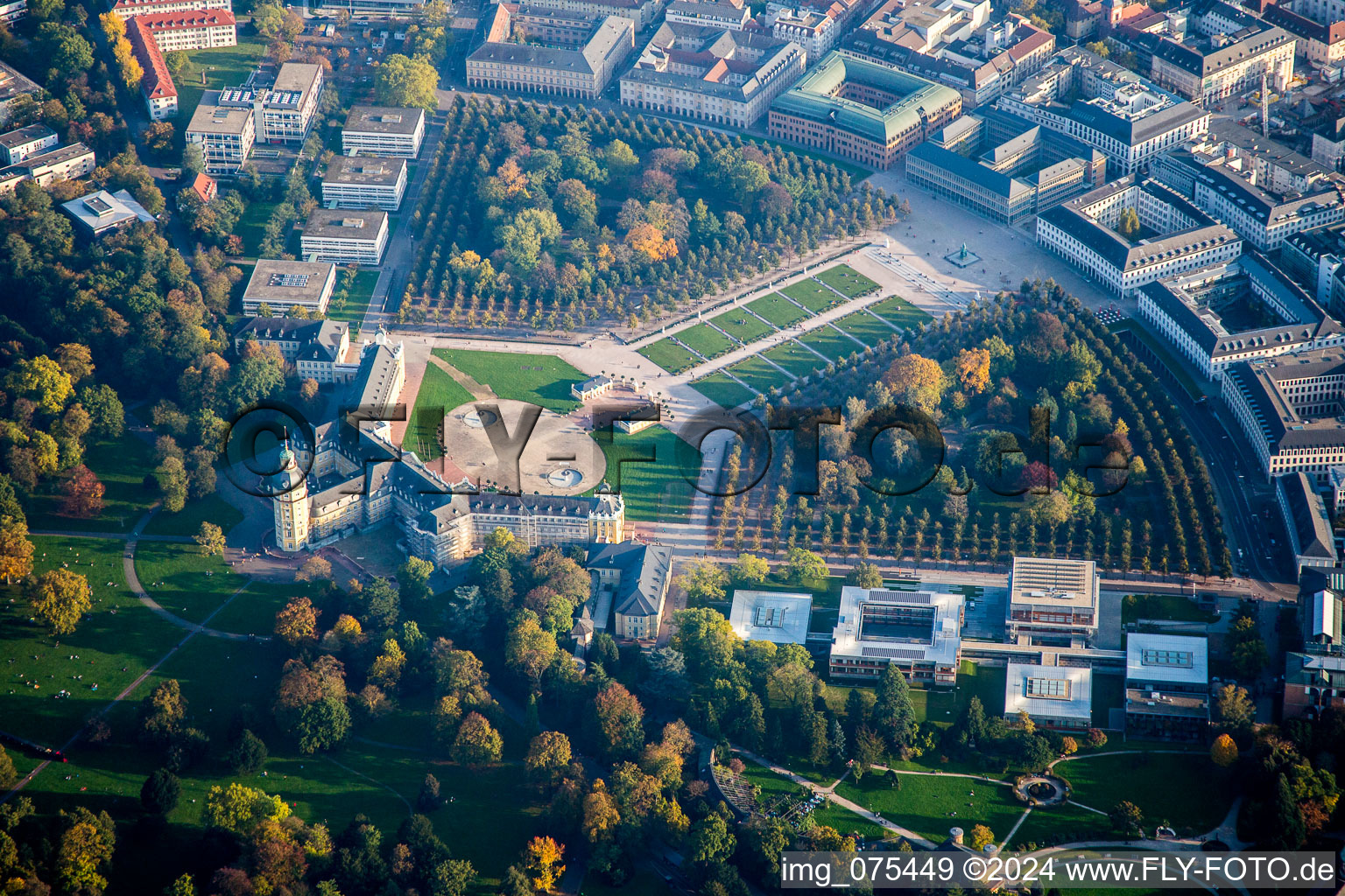 Vue aérienne de Terrain et parc du château Karlsruhe. Le château de Karlsruhe a été construit en 1715 comme résidence du margrave Karl Wilhelm de Baden-Durlach. Aujourd'hui, le bâtiment abrite le Musée national de Bade. à le quartier Innenstadt-West in Karlsruhe dans le département Bade-Wurtemberg, Allemagne