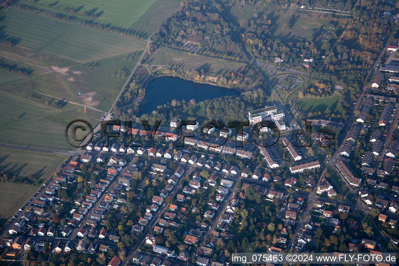 Vue aérienne de Au lac Heidesee à le quartier Neureut in Karlsruhe dans le département Bade-Wurtemberg, Allemagne