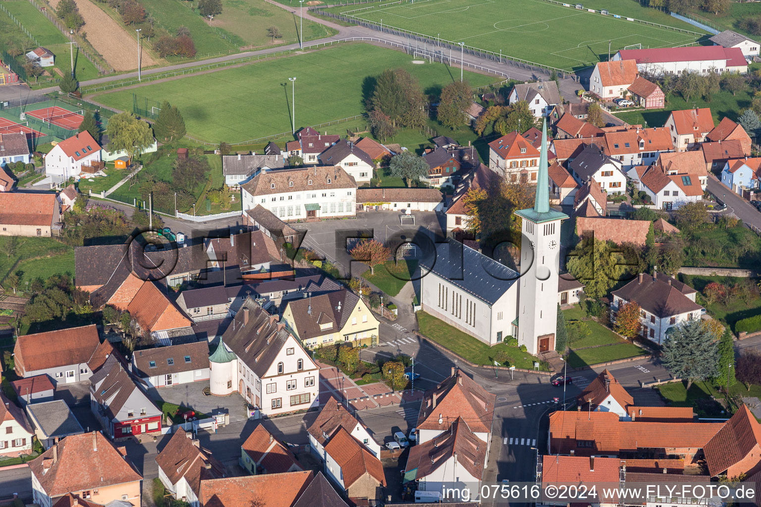 Vue aérienne de Église protestante de Rittershoffen à Rittershoffen dans le département Bas Rhin, France