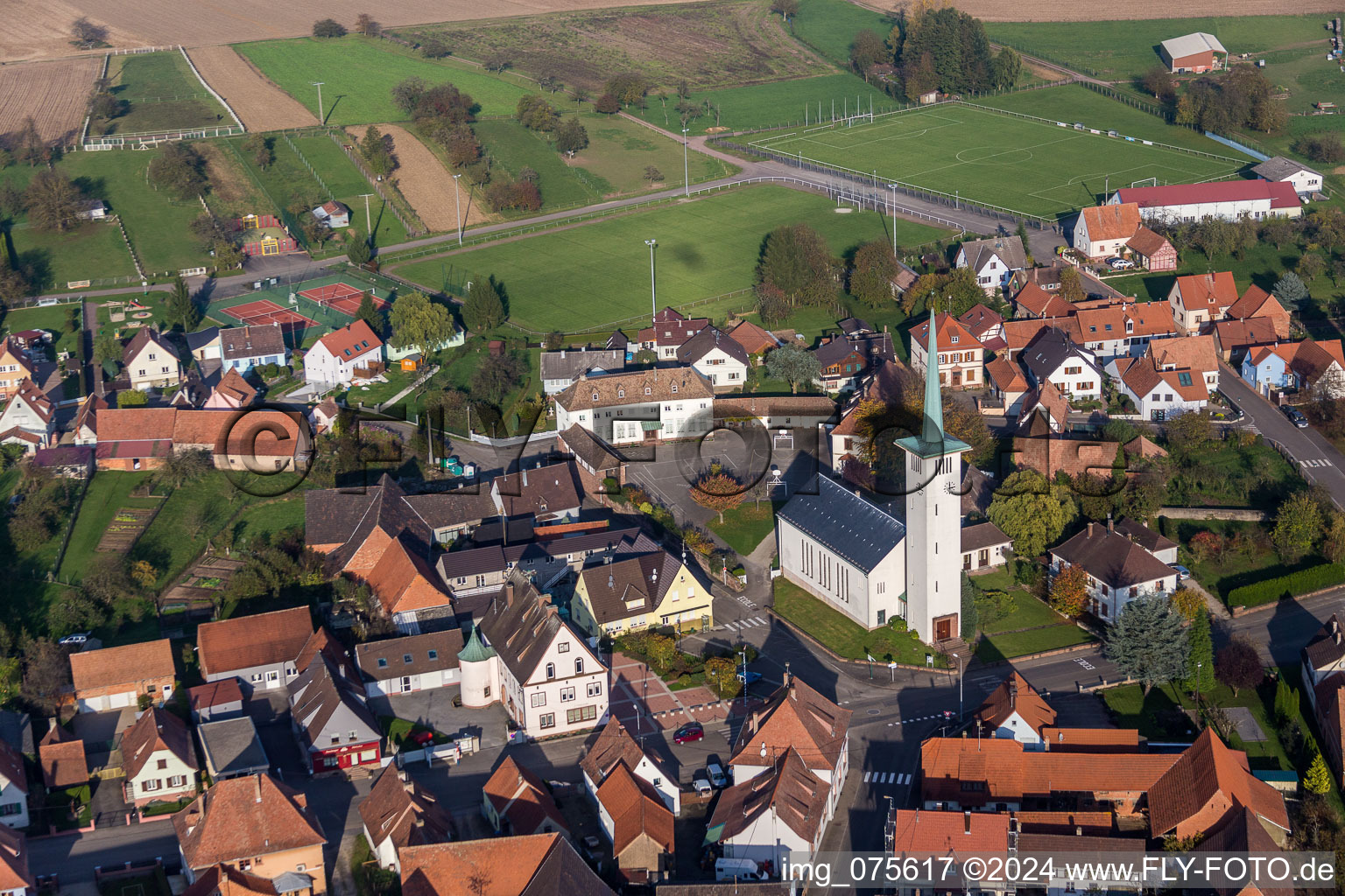 Vue aérienne de Église protestante de Rittershoffen à Rittershoffen dans le département Bas Rhin, France