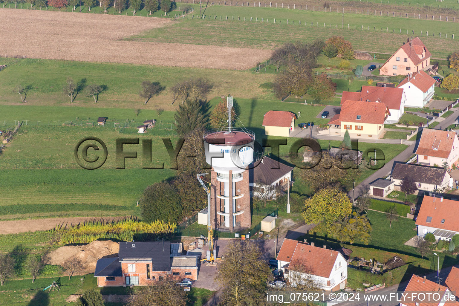 Vue aérienne de Structure du château d'eau du monument industriel à Rittershoffen dans le département Bas Rhin, France