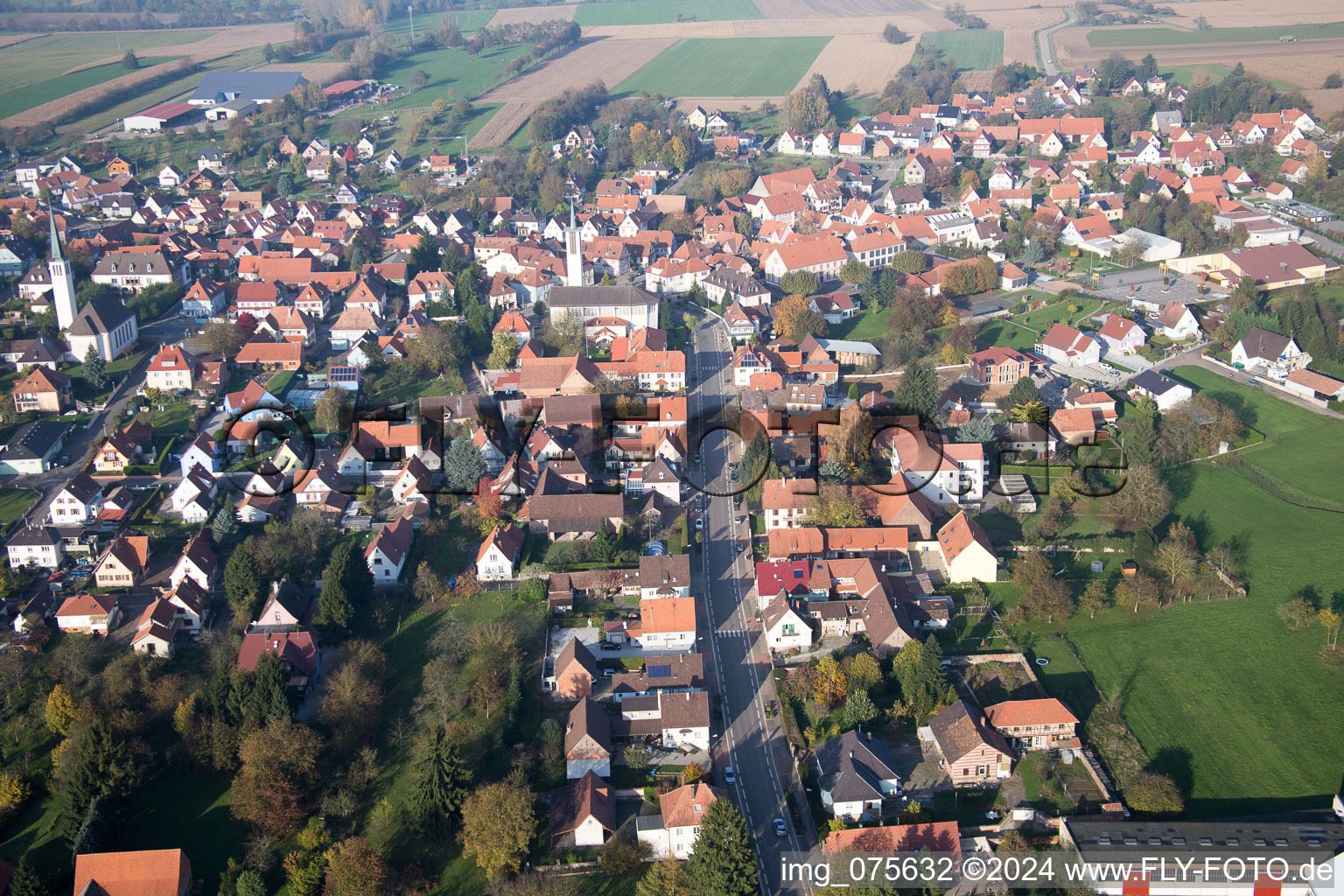 Vue aérienne de Vue sur le village à Hatten dans le département Bas Rhin, France