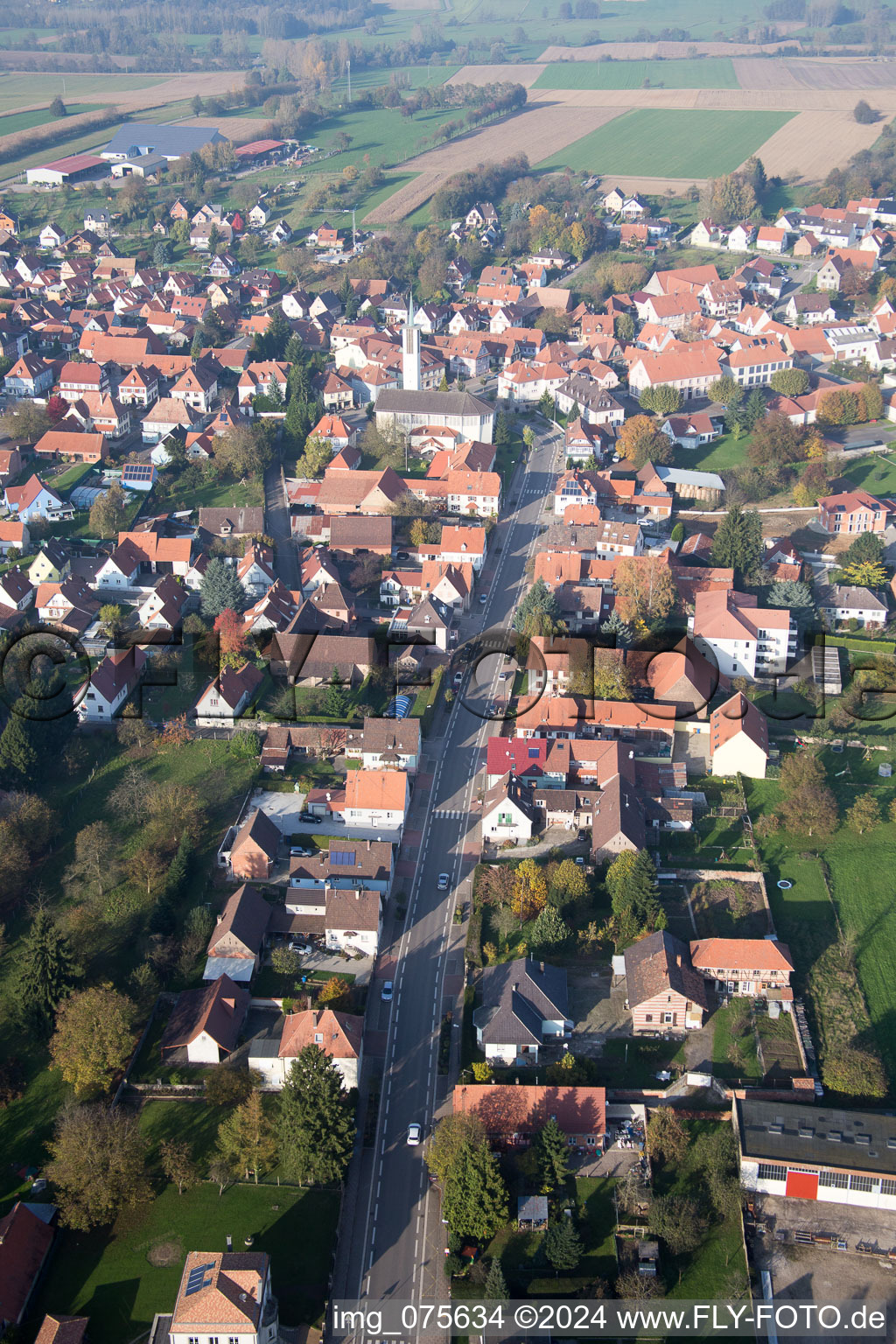 Vue aérienne de Vue sur le village à Hatten dans le département Bas Rhin, France