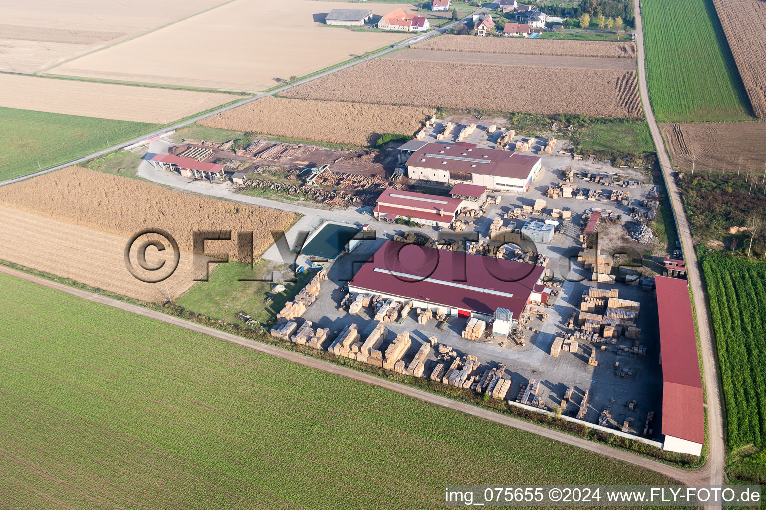 Vue aérienne de Site de la Scierie et Paletterie KOCHER à Niederrœdern dans le département Bas Rhin, France