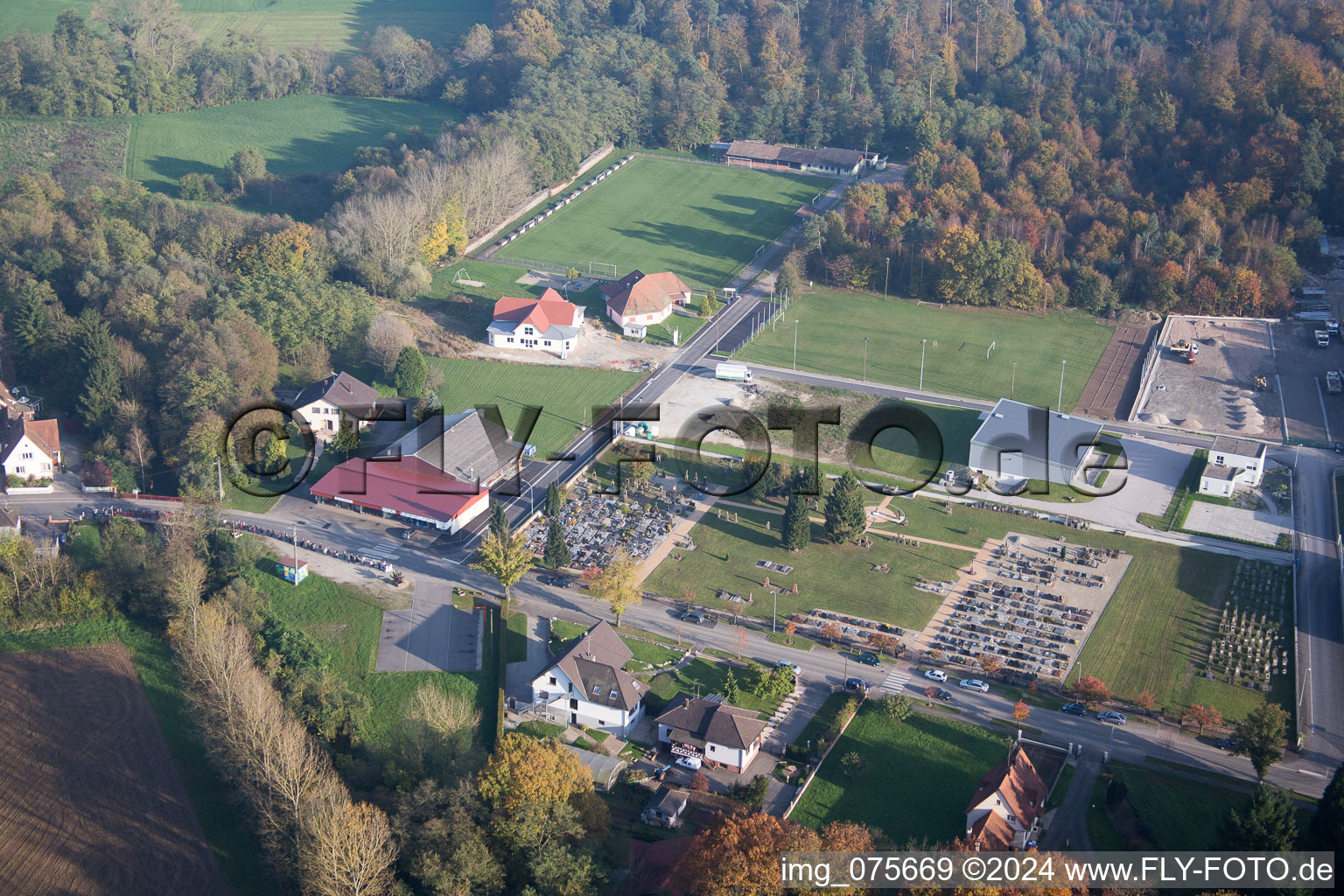 Niederrœdern dans le département Bas Rhin, France du point de vue du drone